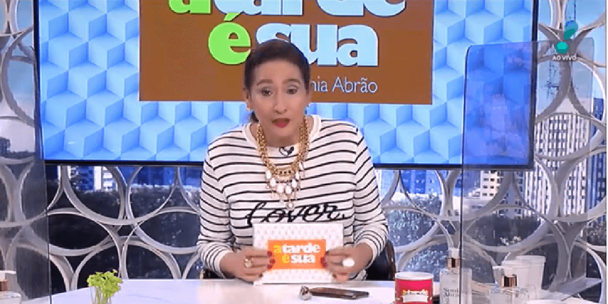 "É uma vergonha", Sonia Abrão começa a gritar na RedeTV, bate na bancada e explode: "Eu já teria matado" "É uma vergonha", Sonia Abrão começa a gritar na RedeTV, bate na bancada e explode: "Eu já teria matado"