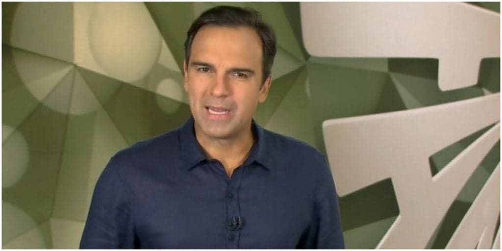 Tadeu Schmidt, do Fantástico, escancara relação com homens e exibe parte íntima gigante e branquinha