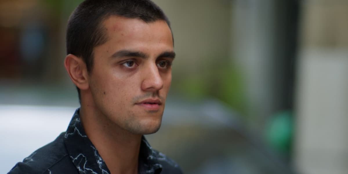Téo se esbarra com Alejandro em Salve-se Quem Puder — Foto: Globo Téo se esbarra com Alejandro em Salve-se Quem Puder — Foto: Globo
