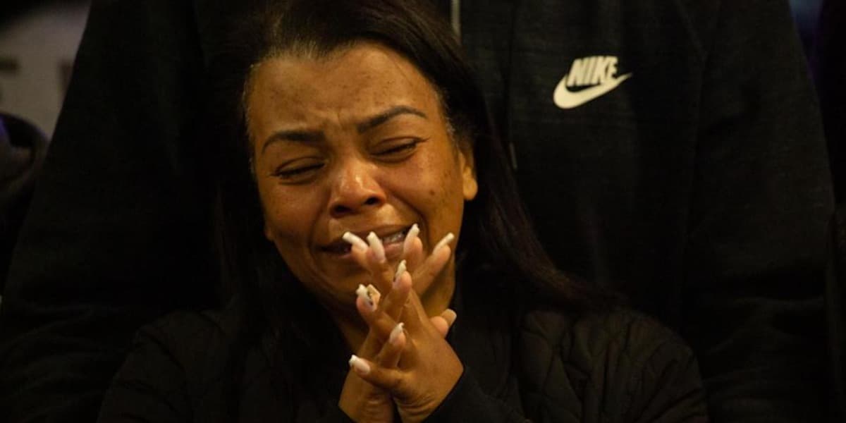 Mãe de MC Kevin vê o filho, após morte (Foto: Reprodução)