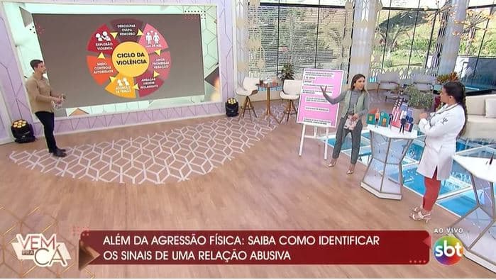 Patrícia Abravanel e Gabriel Cartolano levaram especialista em relacionamentos abusivos para o palco do "Vem Pra Cá" (Foto: Reprodução/SBT) Patrícia Abravanel e Gabriel Cartolano levaram especialista em relacionamentos abusivos para o palco do "Vem Pra Cá" (Foto: Reprodução/SBT)