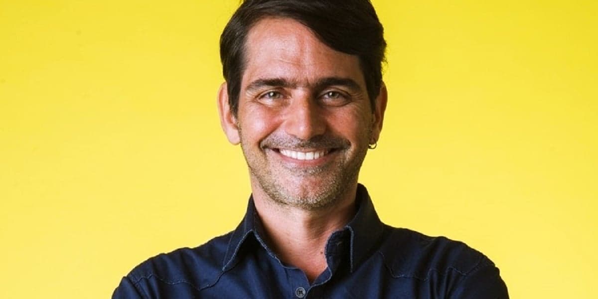 diretor Vinícius Coimbra de Nos Tempos do Imperador, usa camisa azul em com fundo amarelo diretor Vinícius Coimbra de Nos Tempos do Imperador, usa camisa azul em com fundo amarelo