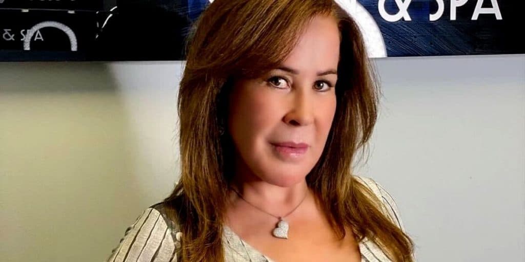 Zilu escandaliza, arranca a roupa aos 63, senta com as pernas arreganhadas e parte íntima explode pra fora