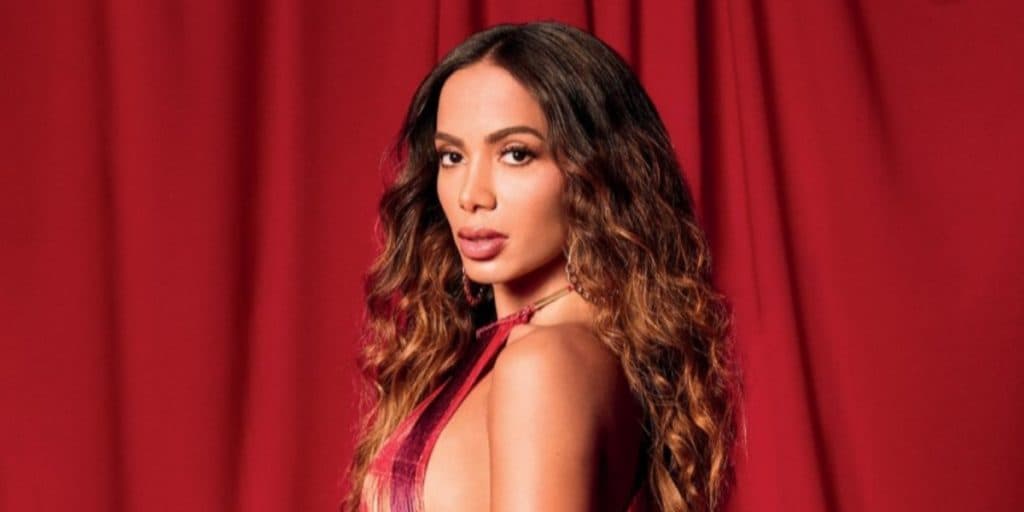 Anitta bebe todas em balada, passa mal, vomita em carro de homem e se vê obrigada a limpar sujeira