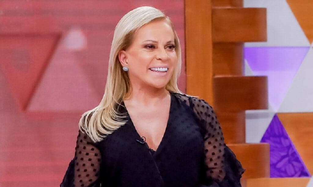 Aos 64 anos, Christina Rocha usa biquíni minúsculo