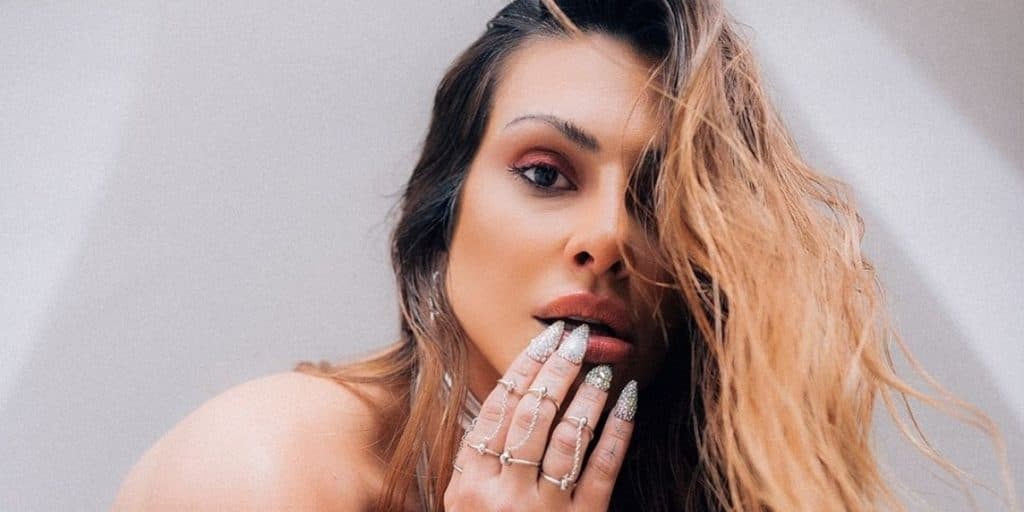 Cleo ousou como nunca e acabou mostrando mais do que devia