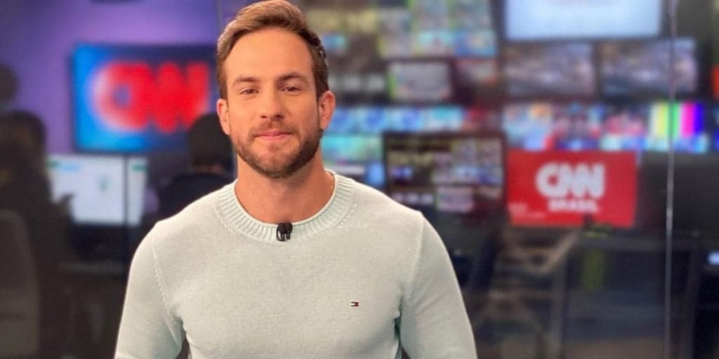 Jornalista exibe namorado gostosão e declara amor
