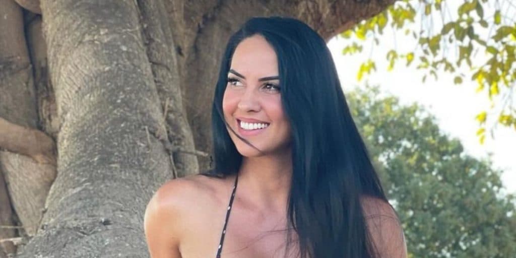 Graciele Lacerda abre às pernas de fio-dental minúsculo e deixa parte íntima molhadinha escapar: "Carnuda"