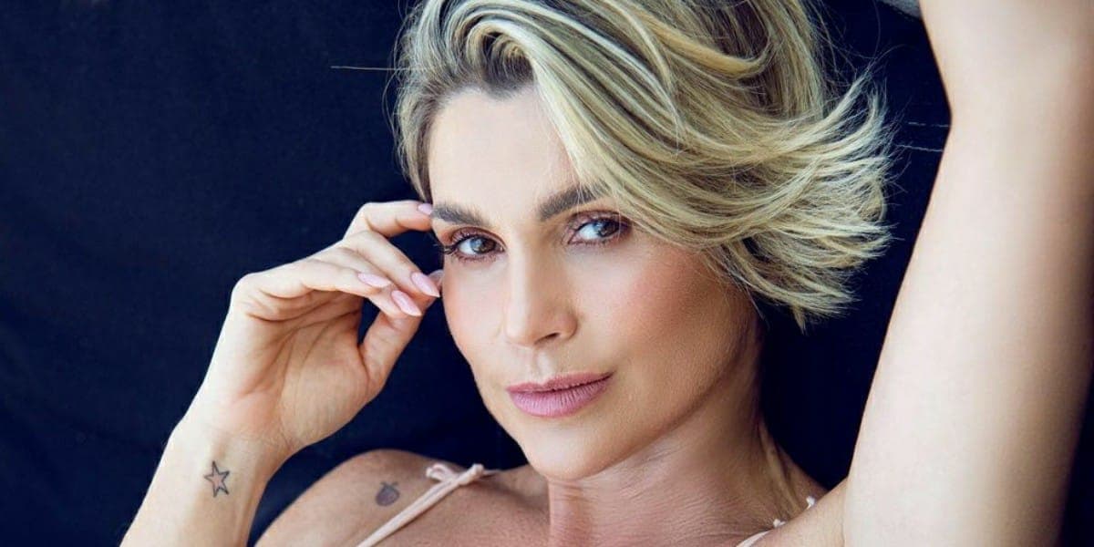 Com traje PP. Flávia Alessandra exibe corpão e mostra demais - Foto: Reprodução Com traje PP. Flávia Alessandra exibe corpão e mostra demais - Foto: Reprodução