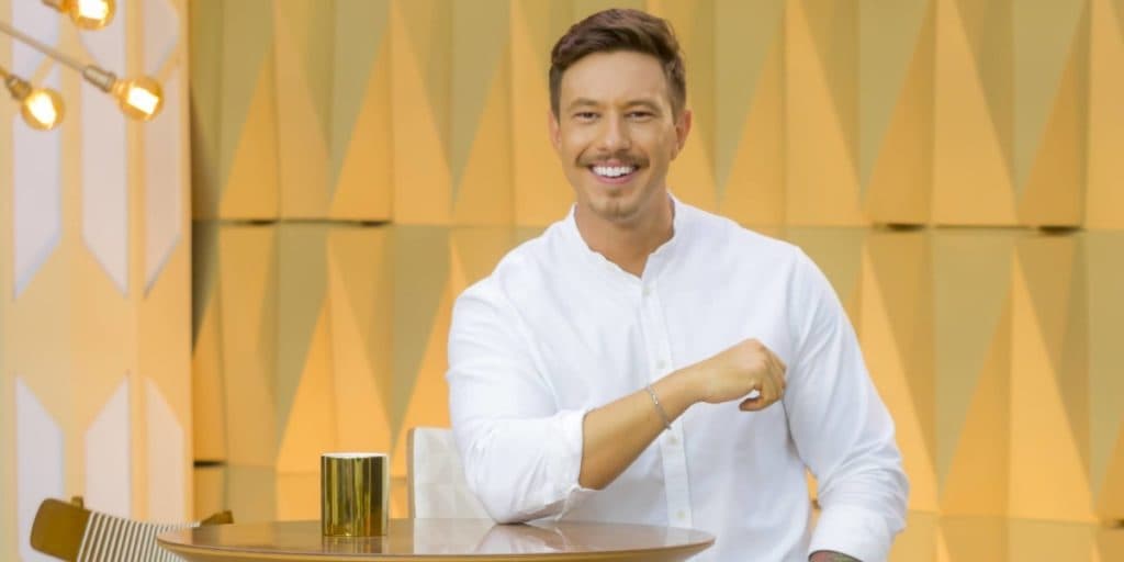 Conheça o amor secreto de Gabriel Cartolano, apresentador do Vem Pra Cá do SBT; ele mantém relação sigilosa