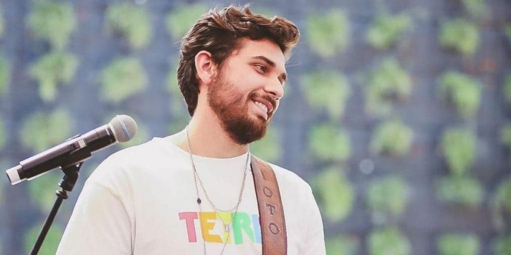 "Você", Gustavo Mioto expõe relação com cantor famoso e manda recado na lata, após sexo a três: "Quero mais"
