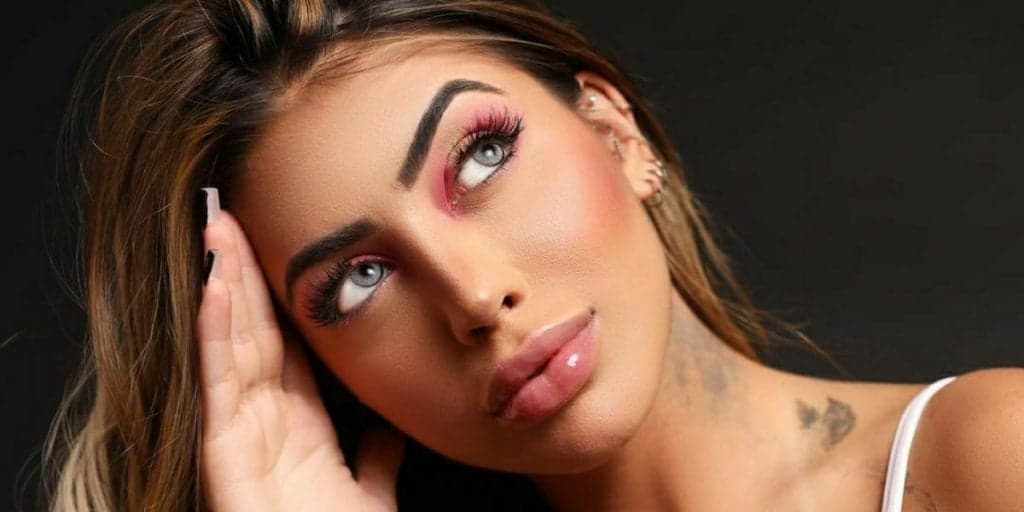 Mirella exibe ensaio ousado, leva fio-dental minúsculo ao limite e libera zoom: "Corpo suando nesse calor"
