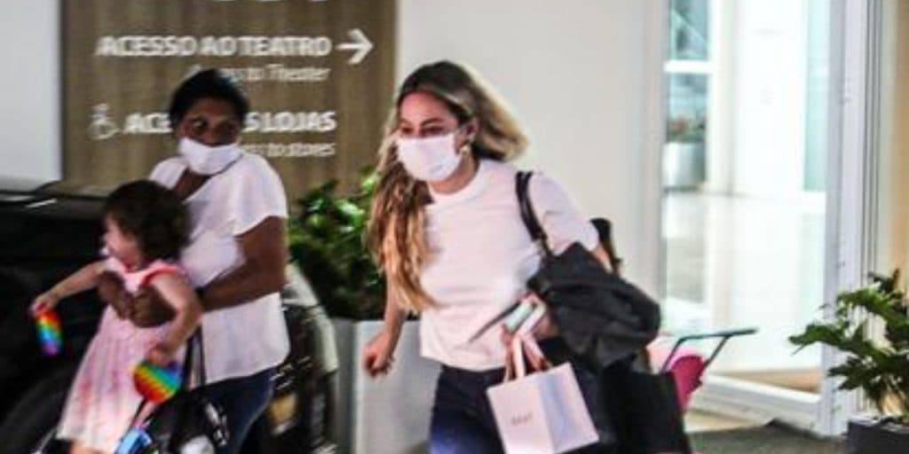 Paolla Oliveira é pega no flagra saindo às pressas de shopping sem Diogo Nogueira