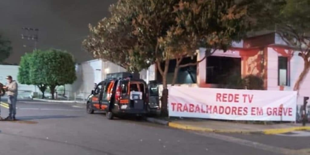 Funcionários da RedeTV! fazem protestos na emissora e entram em greve por aumento salarial