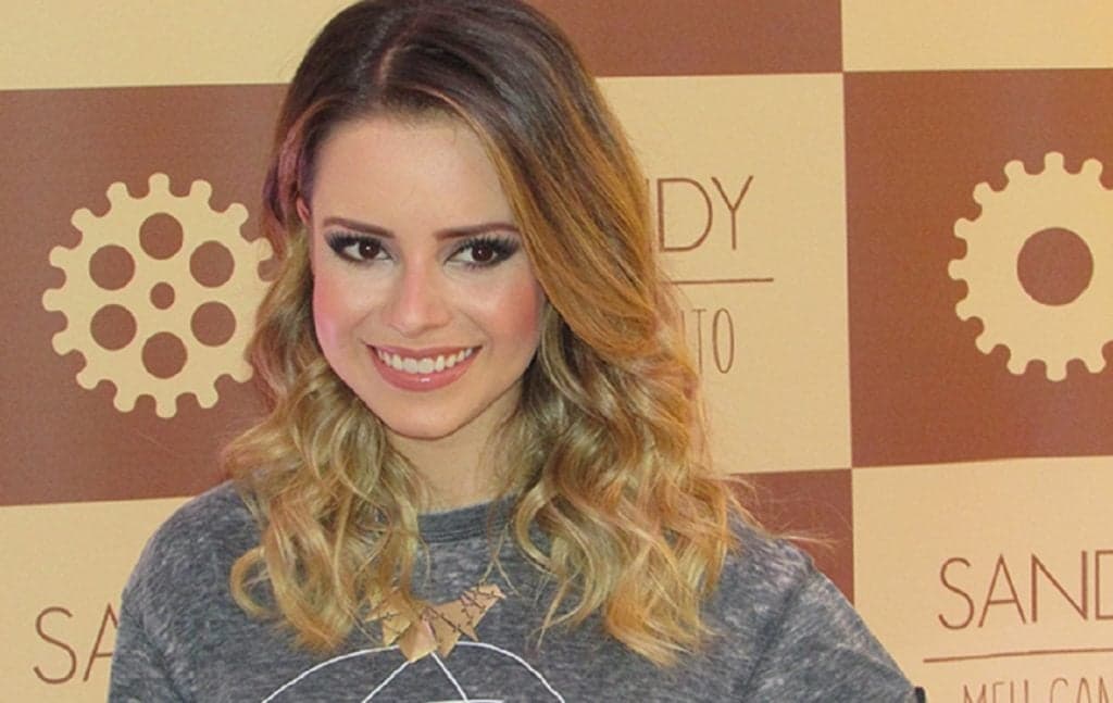 Sandy arma barraco em camarim, expulsa famoso com seguranças e quebra-pau é exposto na TV: "Tira ele daqui"