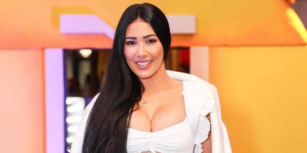 Simaria surge em vídeo sensualizando, esquece a câmera e deixa parte íntima de fora: "Eu vi''
