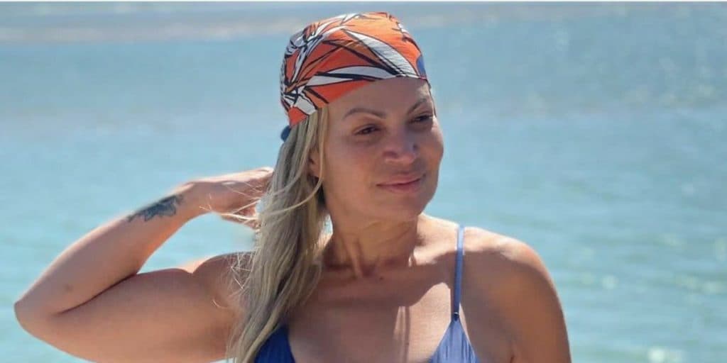 Poderosa! Solange Almeida comemora 47 com fotos de biquíni, dispensa filtros e rouba a cena: "Gata"
