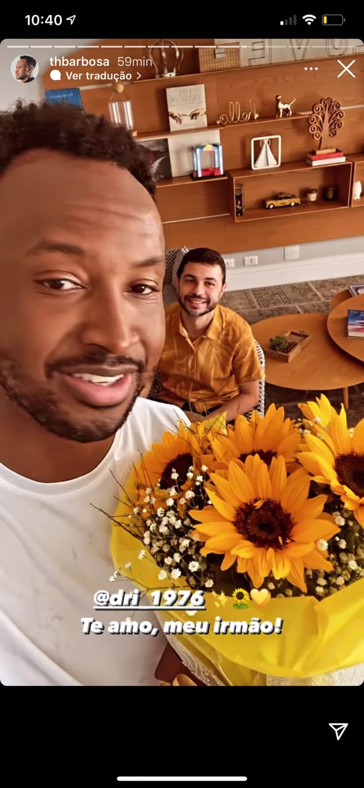 Thiaguinho recebe flores de parceiro (Reprodução) Thiaguinho recebe flores de parceiro (Reprodução)