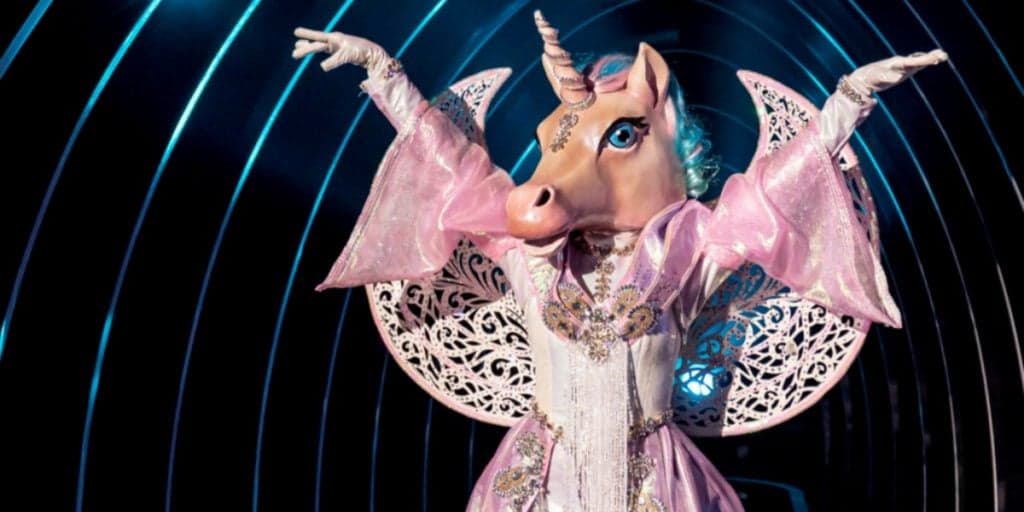 Quem está por trás do Unicórnio no The Masked Singer? Cantora se entrega ao dar pista