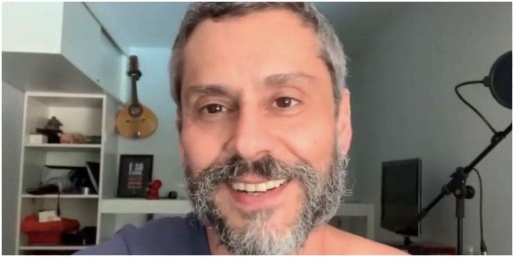 Aos 52 anos, Alexandre Nero surge pelado nas redes sociais para divulgar novo trabalho e choca com corpão