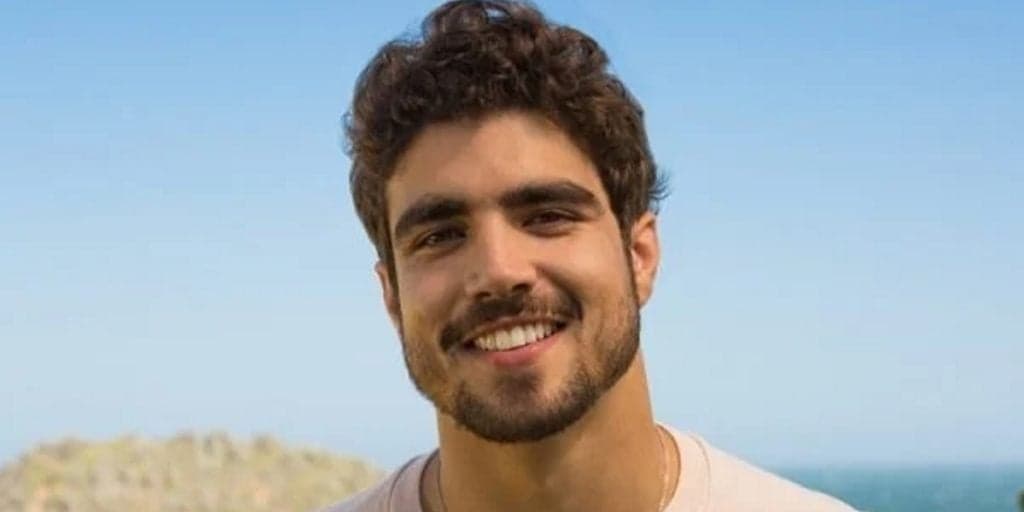 Caio Castro curte noitada e é flagrado com nova loira em clima de romance, após término com Grazi; Veja fotos