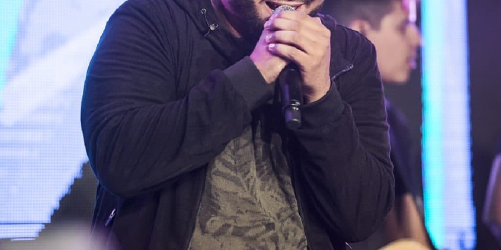 Famoso cantor sertanejo é preso durante show acusado de roubo e estelionato