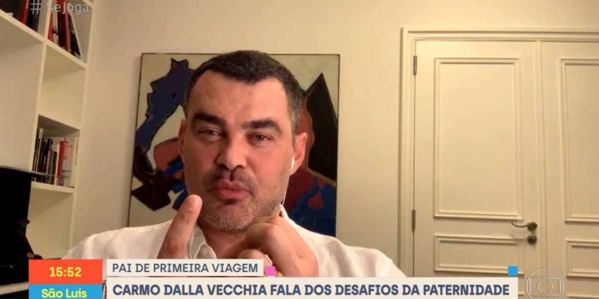 Carmo Dalla Vecchia fala sobre ser pai e relacionamento com autor da Globo (Foto: Reprodução)