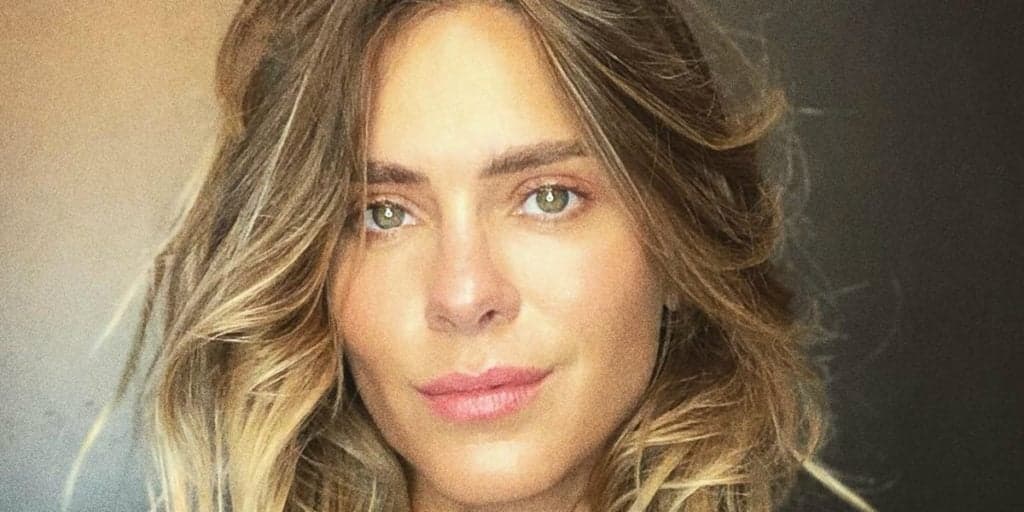 Carolina Dieckmann escandaliza com corpão, tira calça e posa de perna aberta: "Musa"