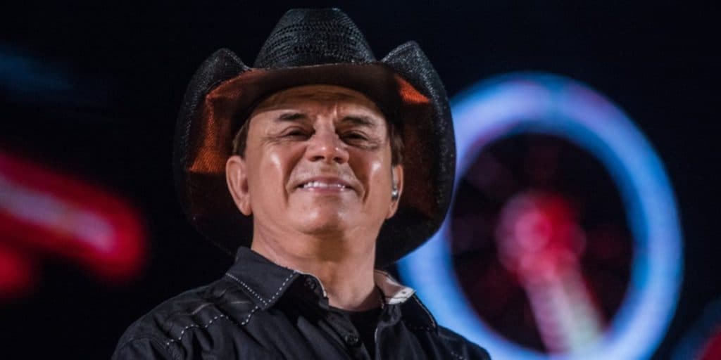 Chitãozinho abandona sigilo após anos, é flagrado com novinha e se declara: "Um brinde ao nosso amor"
