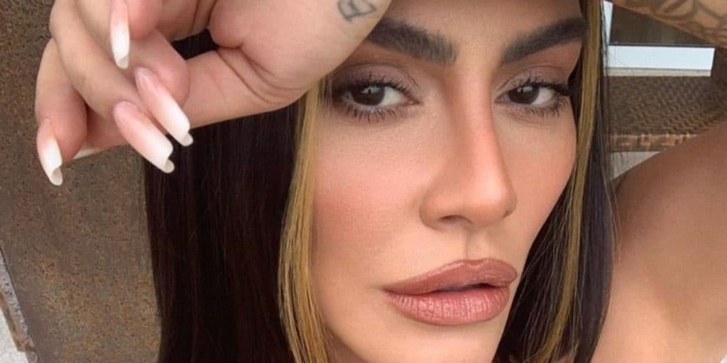 De saia, Cleo abre às pernas, se descuida e parte íntima gigante explode: "Não acredito que vi"