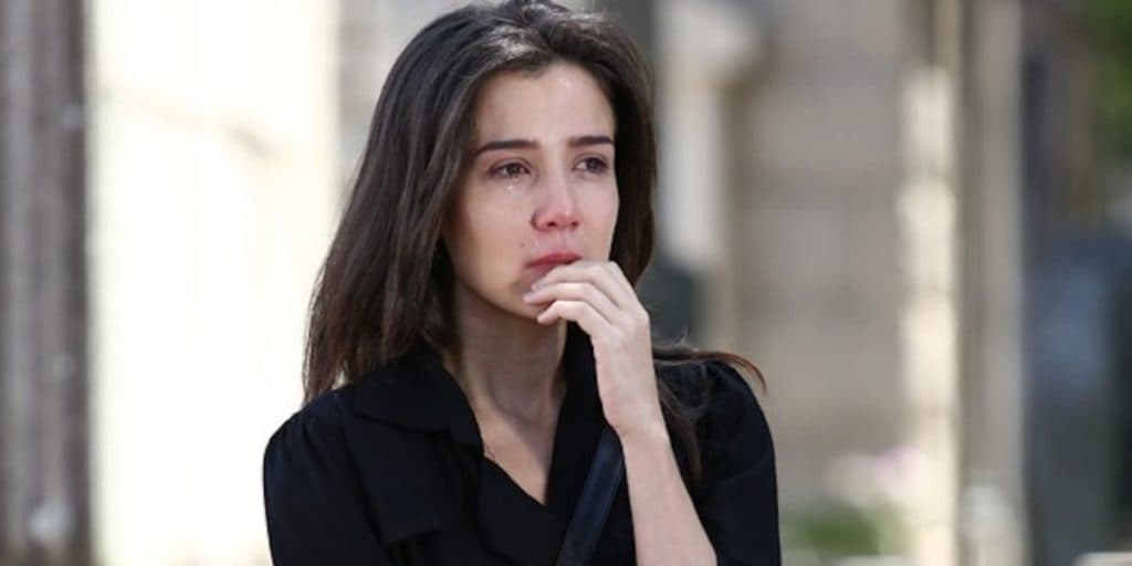 Império: Para se desvirginar, Cora arquiteta noite de amor com cadáver de José Alfredo no cemitério