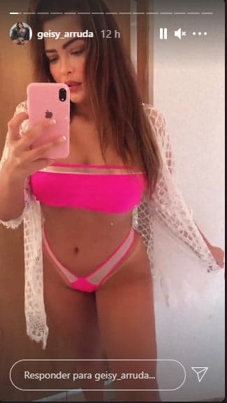 Geisy Arruda arranca a própria roupa e se esfrega na madeira (Foto: Reprodução) Geisy Arruda arranca a própria roupa e se esfrega na madeira (Foto: Reprodução)