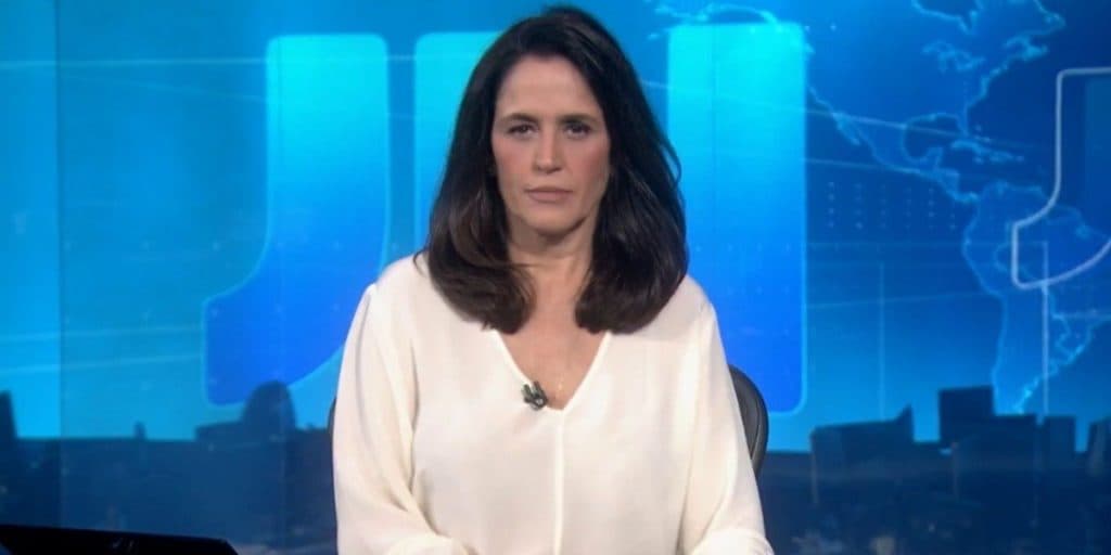 JN entra no ar antes da hora, confirma notícia de morte ao vivo na Globo e âncoras são substituídos às pressas