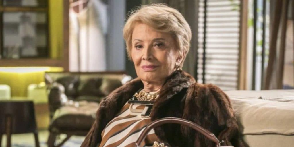 Glória Menezes desaba na tristeza após retornar para casa e se dá conta que Tarcísio Meira morreu