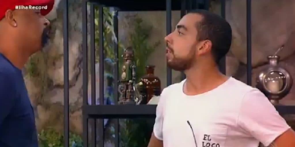 No Ilha Record, Dinei quebra-pau com Lucas Selfie e detona participante: "Quero que se f#d@"