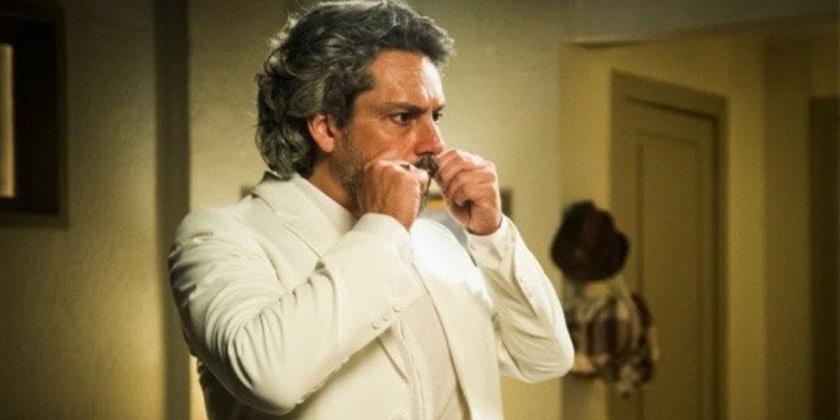 José Alfredo aparece todo de branco em Império (Foto: Reprodução)