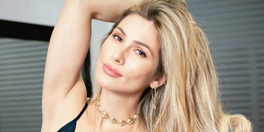 Lívia Andrade, apenas de camiseta, se descuida e deixa parte íntima branca e lisinha vazar: "Branquinha"