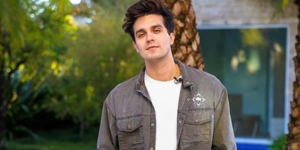 Luan Santana surpreendeu ao posar somente de sunga
