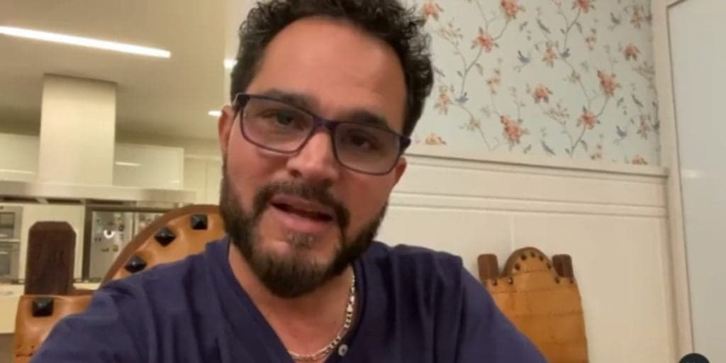 Luciano Camargo assume de uma vez, declara que ama rapaz e não se controla mais: "Meu reflexo"