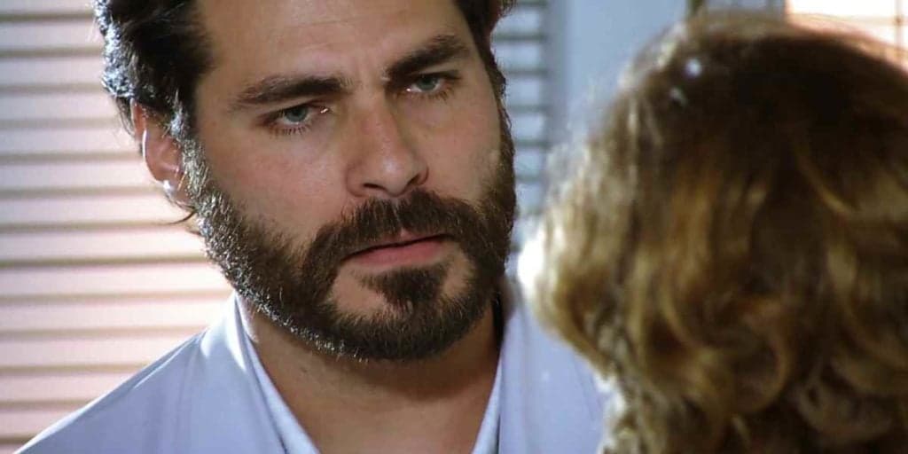 A Vida da Gente - Eva destila veneno, tenta prejudicar Manuela e leva coice de Lúcio: "Inoportuna"