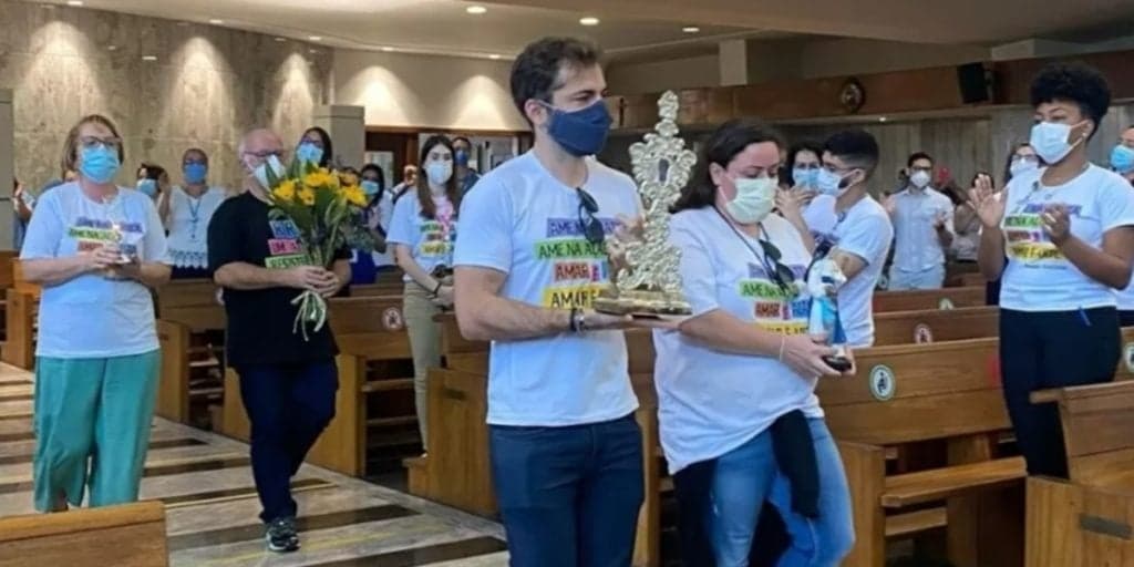 Mãe de Paulo Gustavo tem crise e abandona missa de três meses da morte do filho às pressas: “Infelizmente”