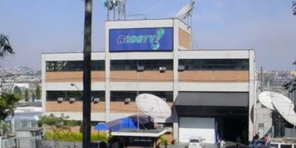 RedeTV! enfrenta forte crise e se vê obrigada a vender parte de sua programação e programas são tirados do ar