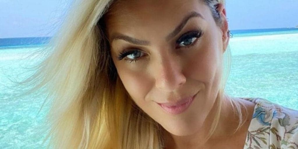 Renata Fan surge pulando só de roupa íntima em vídeo no quarto, gera choque e detona rapaz: "Filmou escondido"