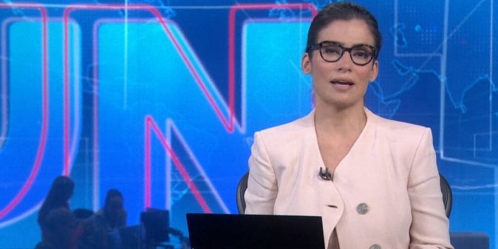 Renata Vasconcellos assiste sumiço de repórter, se desespera ao vivo e silêncio toma conta do JN: “Você está aí?”