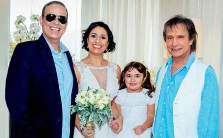 Roberto Carlos com o filho, Dudu Braga, a nora, Valeska, e a netinha, Laura (Foto: Martin Gurfein/ Revista Caras)