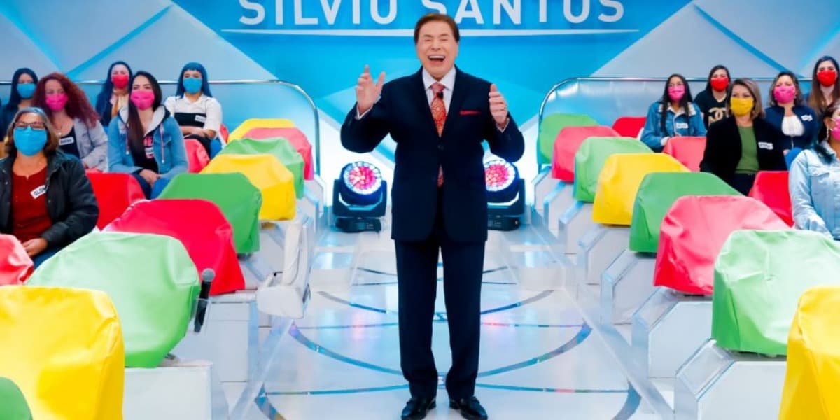 Silvio Santos volta para a gravação de seu programa no SBT (Foto: Reprodução)