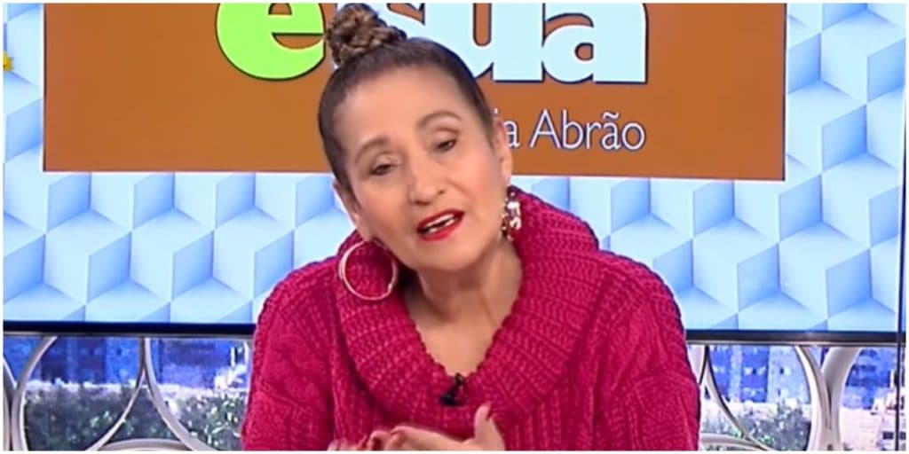 Sonia Abrão, após vida íntima secreta, surge agarrada no sofá com grande amor: "Boa noite"