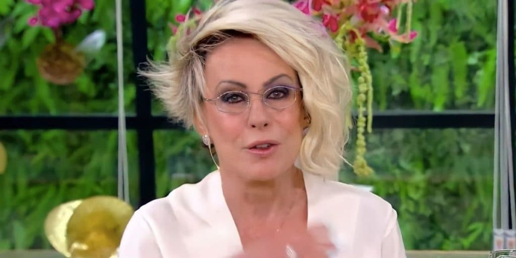 Ana Maria paralisou o programa e fez comunicado sobre saúde