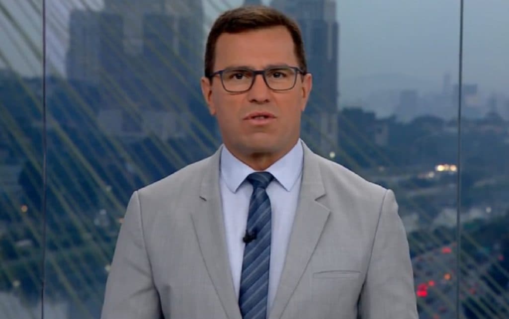 "Eu me sinto constrangido até", Bocardi se enfurece, interrompe jornal e peita a Globo com comida de rabo ao vivo