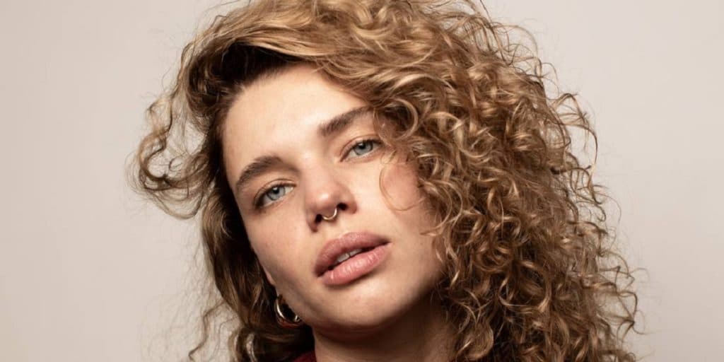Bruna Linzmeyer causa polêmica nas redes, faz topless na praia e namorada rebate: "Te quero bem"